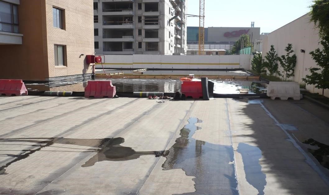Impermeabilización profesional de techo evitando filtraciones y humedad